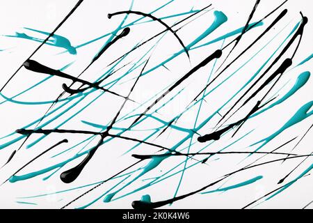 Dünne türkisfarbene und schwarze Linien und Spritzer auf weißem Hintergrund. Abstrakte Kunst Hintergrund mit blauen Pinsel dekorativen Strich. Acrylmalerei mit Stockfoto