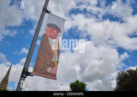 Ein selbstporträthängendes Banner für eine aktuelle Kunst-, Gemälde-Show des englischen Künstlers David Hockney. Vor dem Fitzwilliam Museum in Cambridge, Stockfoto