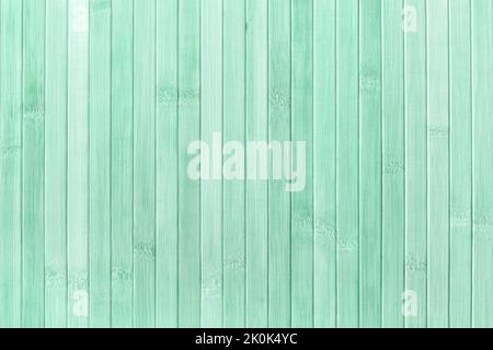 Textur und Struktur von Holz hellgrünen Hintergrund, Makro. Hintergrund aus grunge lackiertem Holz mit pastellfarbenem Cyan, Nahaufnahme. Stockfoto