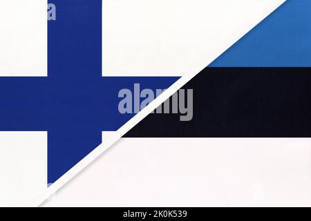 Finnland und Estland, Symbol des Landes. Finnische gegen estnische Nationalflaggen. Beziehungen und Partnerschaft zwischen zwei Ländern. Stockfoto