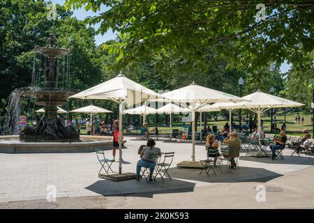 Boston, MA, USA - 25. Juni 2022: Menschen laufen am Brunnen im Stadtpark Boston Common. Stockfoto