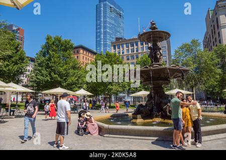 Boston, MA, USA - 25. Juni 2022: Menschen laufen am Brunnen im Stadtpark Boston Common. Stockfoto