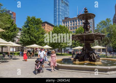 Boston, MA, USA - 25. Juni 2022: Menschen laufen am Brunnen im Stadtpark Boston Common. Stockfoto