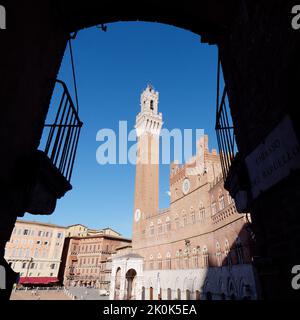 Piazza del Campo, ein berühmter mittelalterlicher Platz in der Stadt Siena, Toskana, Italien. Stockfoto