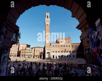 Piazza del Campo, ein berühmter mittelalterlicher Platz in der Stadt Siena, Toskana, Italien. Stockfoto