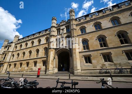 Der sich abzeichnende, beeindruckende gotische Eingang zum Corpus Christi College aus Stein. In Cambridge, England, Vereinigtes Königreich. Stockfoto