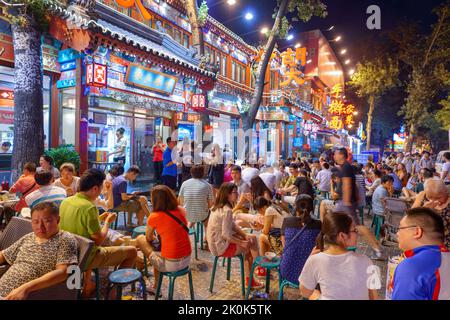 PEKING, CHINA - 28. JUNI 2014: Guijie Street, bekannt als "Ghost Street" mit Nachtleben Menschenmassen. Stockfoto