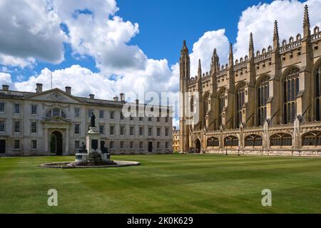 Im zentralen Innenhof, Quad, Blick auf das Gibb-Gebäude, links und die Königskapelle, rechts. An der King's College in Cambridge, England, United King Stockfoto