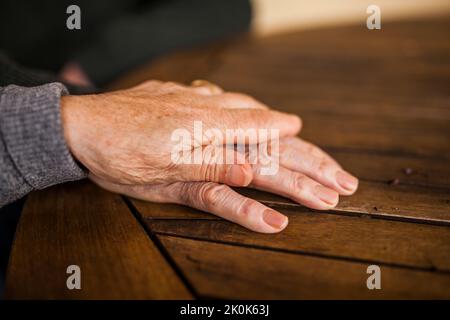 Ein älteres Paar, das als Zeichen der Liebe Hand an Hand legt Stockfoto