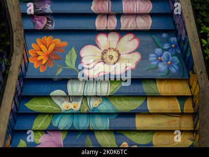 Bangkok, Thailand - Jun 06, 2022 : Blick auf die Treppe aus Holz mit Blumenmuster. Blume auf dem Holz Treppe Hintergrund gemalt, Stockfoto