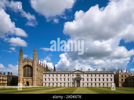 Ein Blick auf die King's Chapel, das Clare College auf der linken Seite, das Gibb's Building auf der rechten Seite. An der King's College in Cambridge, England, Vereinigtes Königreich. Stockfoto