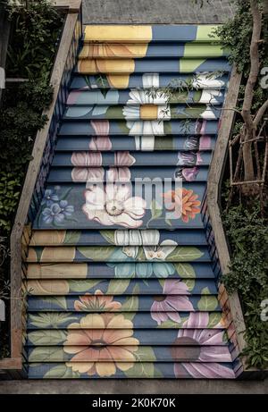 Bangkok, Thailand - Jun 06, 2022 : Blick auf die Treppe aus Holz mit Blumenmuster. Blume auf dem Holz Treppe Hintergrund gemalt, Stockfoto