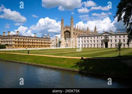 Ein Blick auf die King's Chapel, das Clare College auf der linken Seite, das Gibb's Building auf der rechten Seite. Im Vordergrund steht die Cam. An der King's College in Cambrid Stockfoto