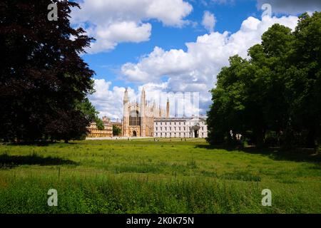 Ein Blick auf die King's Chapel, das Clare College auf der linken Seite, das Gibb's Building auf der rechten Seite. An der King's College in Cambridge, England, Vereinigtes Königreich. Stockfoto