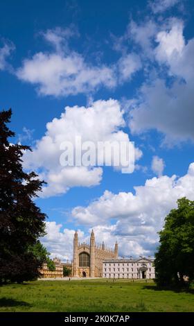 Eine vertikale Ansicht von King's Chapel, Clare College auf der linken Seite, das Gibb's Gebäude auf der rechten Seite. An der King's College in Cambridge, England, Vereinigtes Königreich Stockfoto