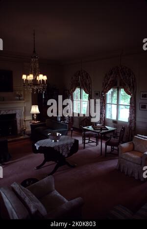 Williamsburg, VA. USA. 9/1993. Erbaut um 1755. Carters Grove-Planung war wirklich eine Grand Lady des kolonialen Virginia, das die Höhen des kolonialen Amerika des 17.. Jahrhunderts und die Verwüstungen der Zeit, der Natur und des Verfall des 21.. Jahrhunderts sehen sollte, die ihren Tribut fordern. Die Bilder, die Sie sehen, zeigen einige der Lebensstile eines der letzten Besitzer von Carter’s Grove um 1928, aufgenommen in den 1993…einer Zeit, in der ein Besucher einen Hauch von Reichtum von Carter’s Groves letztem Wohltäter genießen konnte. Carters Grove-Plantage schloss 2003 ihre Pforten für die öffentliche Besichtigung. Bauen Sie für Carter Burwell. Stockfoto