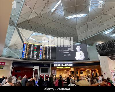 London, Vereinigtes Königreich - 12 2022. September: Ein Denkmal für die kürzlich verstorbene Königin von Großbritannien auf dem Londoner Flughafen Stansted. Stockfoto