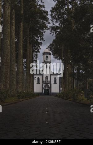 Eine vertikale Aufnahme des Pfades, der zur Kirche von Sao Nicolau in der Stadt Sete Cidades führt Stockfoto