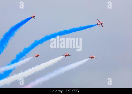 Das Kunstflugteam der Royal Air Force, die Red Arrows, treten am Raf Syerston Familientag auf. Stockfoto