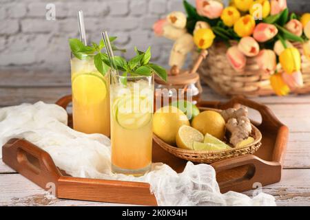 Unglaubliche Lavendellimonade. Er ist gesüßt und mit hausgemachtem Lavendelhonigsirup gewürzt, um ihn gesünder und schmackhafter zu machen. Erfrischend organisch, nicht- Stockfoto