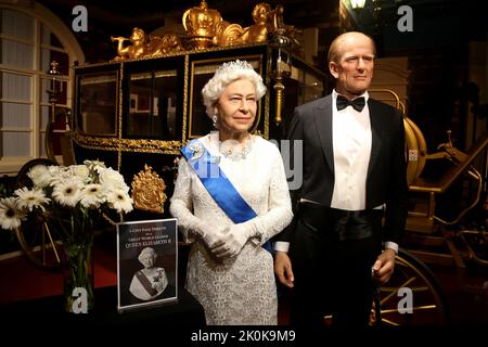 Selangor, Selangor, Malaysia. 12. September 2022. Wachsfiguren der verstorbenen Königin Elizabeth II. Und ihres Mannes Prinz Philip, Herzog von Edinburgh, am 12. September 2022 im Wachsmuseum in Shah Alam, am Stadtrand von Kuala Lumpur. (Bild: © Supian Ahmad/ZUMA Press Wire) Bild: ZUMA Press, Inc./Alamy Live News Bild: ZUMA Press, Inc./Alamy Live News Stockfoto