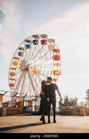 Ein Paar küsst sich bei einem Date auf einem Jahrmarkt in Barcelona, Spanien Stockfoto
