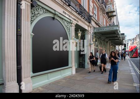 VEREINIGTES KÖNIGREICH. 12. September 2022. Fortnum und Mason's on Piccadilly zollen ihren Tribut, indem sie am 12. September 2022 ihre Schaufenstervorführungen in London, Großbritannien, verstellen. Königin Elisabeth II. Starb am 8. September 2022 in Balmoral Castle und wird von ihrem ältesten Sohn, König Karl III., abgelöst (Foto: Claire Doherty/Sipa USA) Quelle: SIPA USA/Alamy Live News Stockfoto