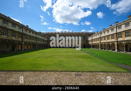 Der ruhige, symmetrische Abschnitt des Nevile's Court der Schule. An der Trinity College in Cambridge, England, Vereinigtes Königreich. Stockfoto