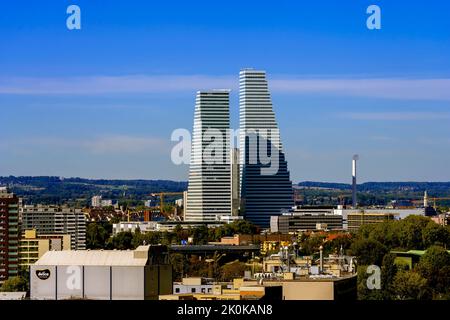 Mit dem Bau der Roche Towers, den höchsten Gebäuden der Schweiz, veränderte sich die Skyline von Basel dramatisch. Stockfoto