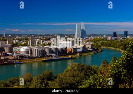 Mit dem Bau der Roche Towers, den höchsten Gebäuden der Schweiz, veränderte sich die Skyline von Basel dramatisch. Stockfoto