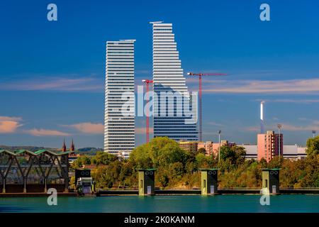 Mit dem Bau der Roche Towers, den höchsten Gebäuden der Schweiz, veränderte sich die Skyline von Basel dramatisch. Stockfoto