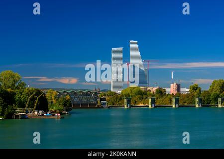 Mit dem Bau der Roche Towers, den höchsten Gebäuden der Schweiz, veränderte sich die Skyline von Basel dramatisch. Stockfoto