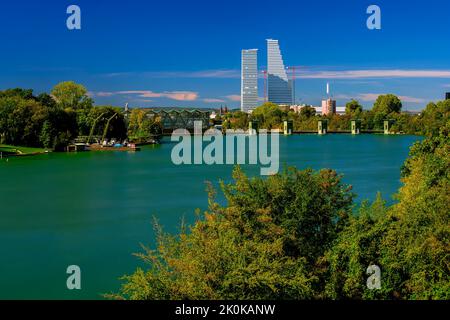 Mit dem Bau der Roche Towers, den höchsten Gebäuden der Schweiz, veränderte sich die Skyline von Basel dramatisch. Stockfoto