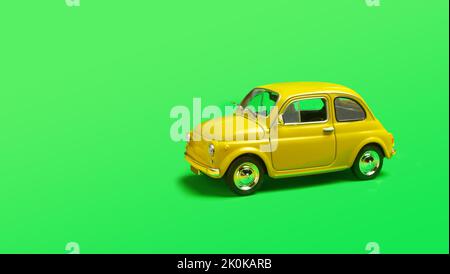 Miniatur gelbes Spielzeugauto auf grünem Hintergrund mit Copyspace Stockfoto