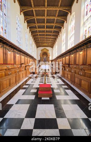 Blick auf den Hauptaltar in der Kapelle des Trinity College. In Cambridge, England, Vereinigtes Königreich. Stockfoto