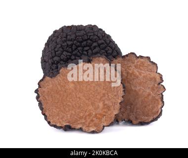 Schwarze Trüffeln isoliert auf einem weißen Hintergrund. Frische Trüffel in Scheiben geschnitten. Delikatesse exklusive Trüffel Pilz. Pikant und duftende Französische Delikatesse. Clippi Stockfoto