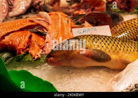 Blick auf einen Marktstand mit Fisch Stockfoto