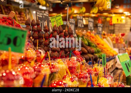 Blick auf einen Marktstand mit Obst und Gemüse Stockfoto