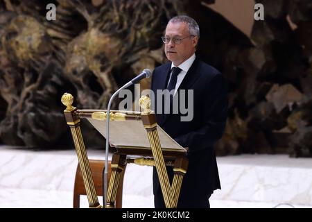 Vatikan. 12.. September 2022. Der Präsident der Confindustria CARLO BONOMI spricht während der Audienz von Papst Franziskus vor den Partecipans der Generalversammlung der Confindustria in der Aula Paul VI. In der © EvandroInetti via ZUMA Wire (Bild: © Evandro Inetti/ZUMA Press Wire) Stockfoto