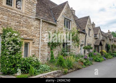 Honigfarbene Cotswold Steinhäuser in Castle Combe Wiltshire England werden oft als das schönste Dorf Englands bezeichnet Stockfoto