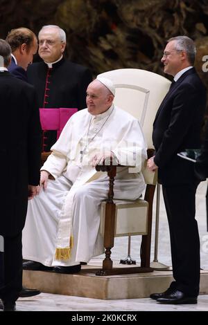 Vatikan. 12.. September 2022. Präsident der Confindustria CARLO BONOMI (rechts) mit PAPST FRANZISKUS bei der Audienz bei den Partecipans der Generalversammlung der Confindustria in der Aula Paul VI. In der © EvandroInetti via ZUMA Wire (Bild: © Evandro Inetti/ZUMA Press Wire) Stockfoto