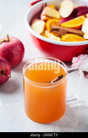 Hausgemachter heißer Apfelwein in einer Glasschale. Wärmende Getränke im Herbst oder Winter. Stockfoto