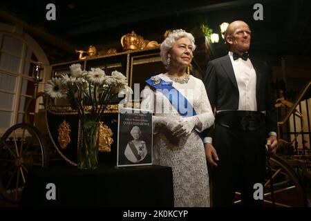 Selangor, Selangor, Malaysia. 12. September 2022. Wachsfiguren der verstorbenen Königin Elizabeth II. Und ihres Mannes Prinz Philip, Herzog von Edinburgh, am 12. September 2022 im Wachsmuseum in Shah Alam, am Stadtrand von Kuala Lumpur. (Bild: © Supian Ahmad/ZUMA Press Wire) Bild: ZUMA Press, Inc./Alamy Live News Stockfoto