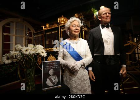 Selangor, Selangor, Malaysia. 12. September 2022. Wachsfiguren der verstorbenen Königin Elizabeth II. Und ihres Mannes Prinz Philip, Herzog von Edinburgh, am 12. September 2022 im Wachsmuseum in Shah Alam, am Stadtrand von Kuala Lumpur. (Bild: © Supian Ahmad/ZUMA Press Wire) Bild: ZUMA Press, Inc./Alamy Live News Stockfoto