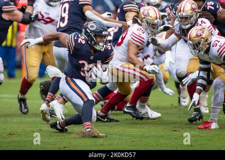 Chicago, Illinois, USA. 11. September 2022. - Chicago Bears #32 David Montgomery läuft mit dem Ball während des Spiels zwischen dem San Francisco 49ers und den Chicago Bears im Soldier Field in Chicago, IL. Kredit: csm/Alamy Live Nachrichten Stockfoto