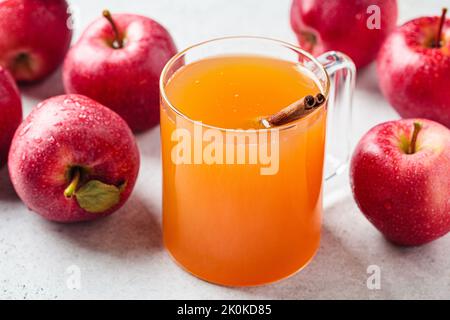 Hausgemachter heißer Apfelwein in einer Glasschale. Wärmende Getränke im Herbst oder Winter. Stockfoto