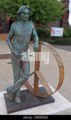 John Lennon 'Imagine' Friedenszeichen Bronzestatue, von Laura Lian, am Fuße der Penny Lane, St. Barnabos Kirche, Liverpool, Merseyside, England, UK, L18 Stockfoto