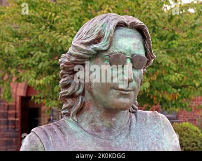 John Lennon 'Imagine' Friedenszeichen Bronzestatue, von Laura Lian, am Fuße der Penny Lane, St. Barnabos Kirche, Liverpool, Merseyside, England, UK, L18 Stockfoto