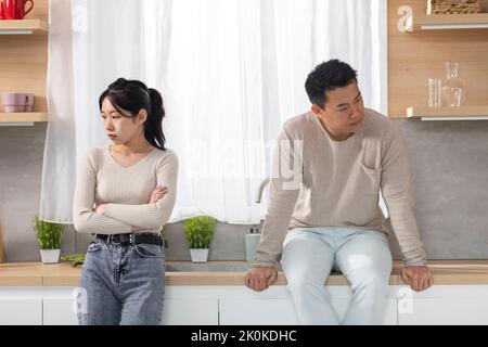 Verärgert chinesischen Mann und Frau, die Streit in der Küche Stockfoto