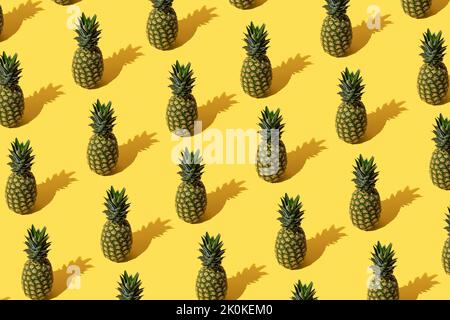 Sommermuster mit Ananas auf gelbem Hintergrund. Stockfoto